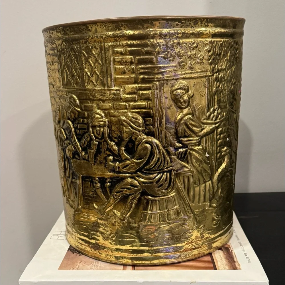 Midcentry Oval Hammered Brass Planter/Container